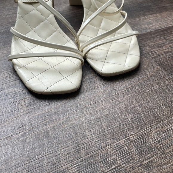 Strappy 90’s sandals - Picture 4 of 4